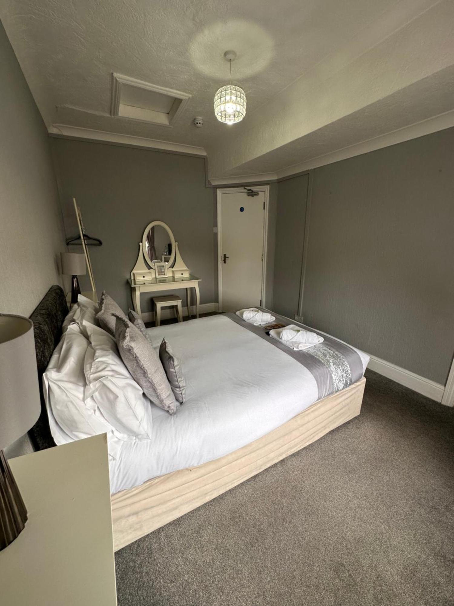 Bed and Breakfast The Six Bells Rochester  Esterno foto
