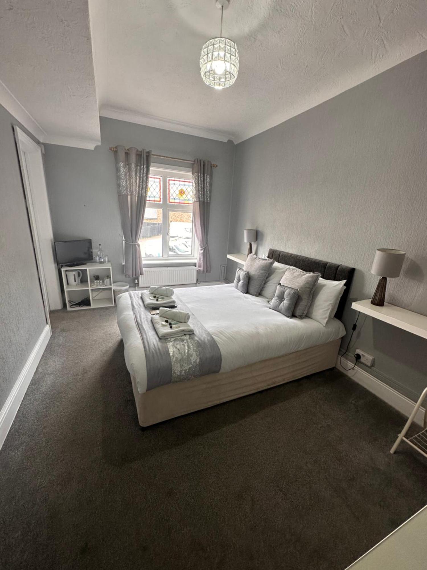 Bed and Breakfast The Six Bells Rochester  Esterno foto