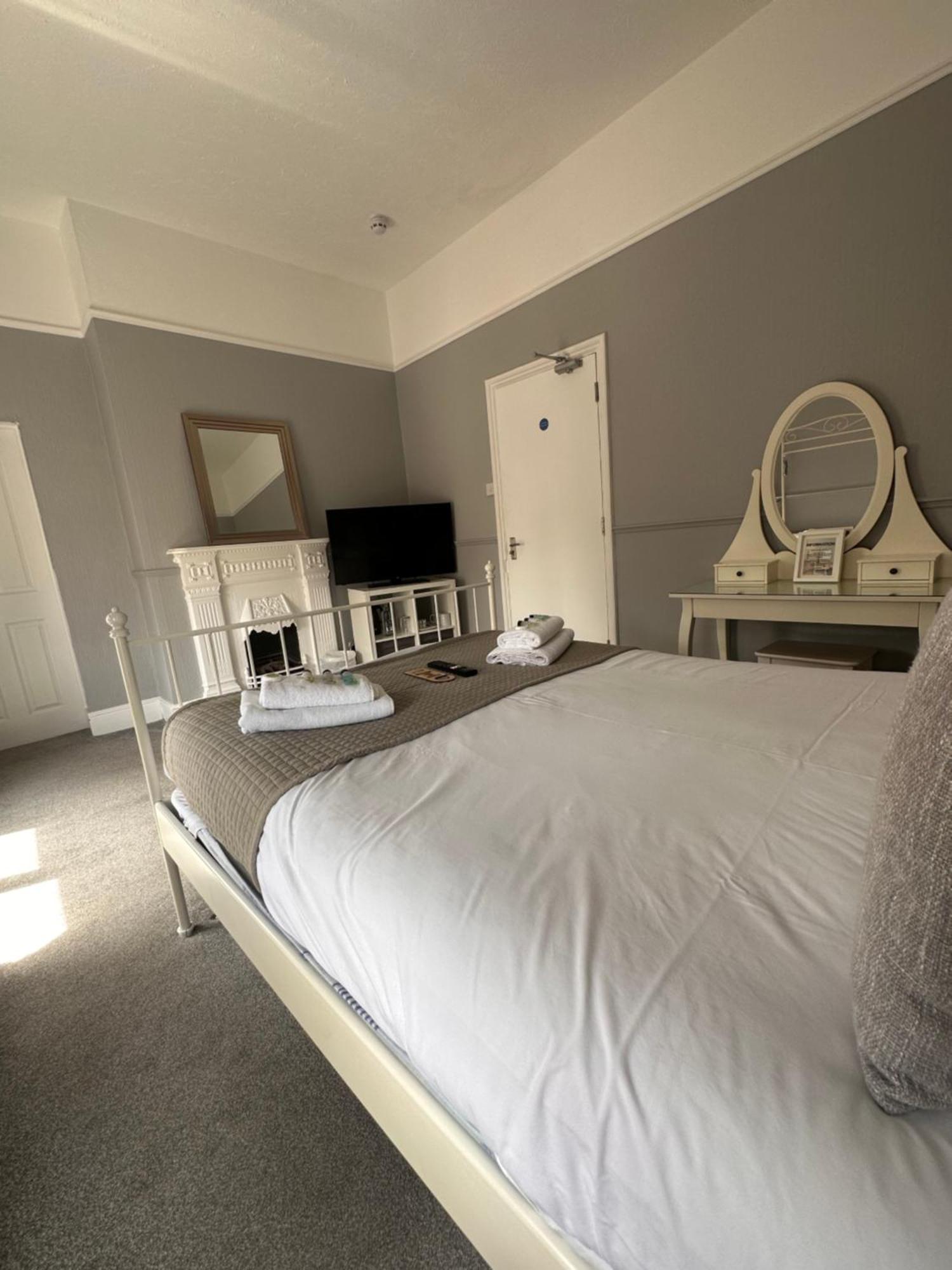 Bed and Breakfast The Six Bells Rochester  Esterno foto