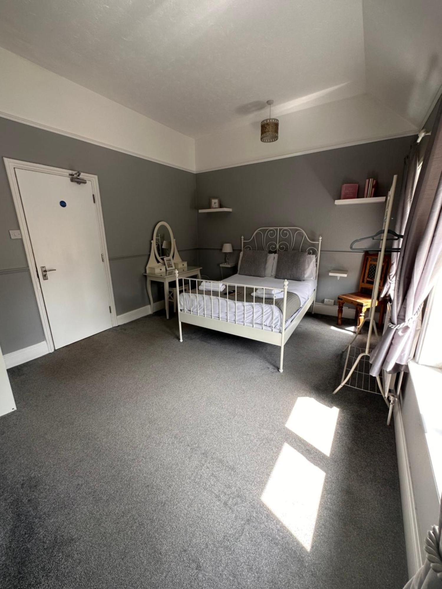 Bed and Breakfast The Six Bells Rochester  Esterno foto