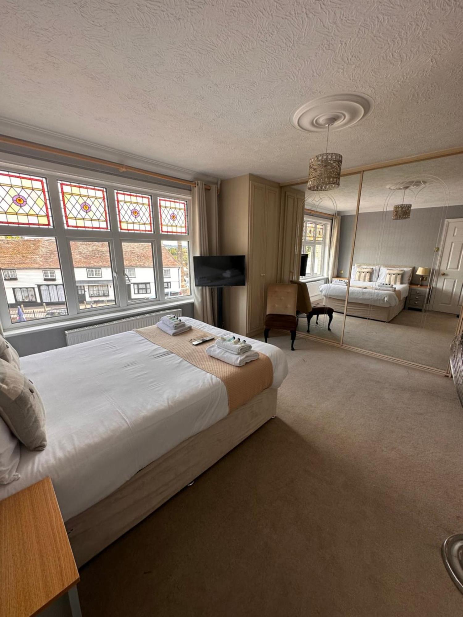 Bed and Breakfast The Six Bells Rochester  Esterno foto