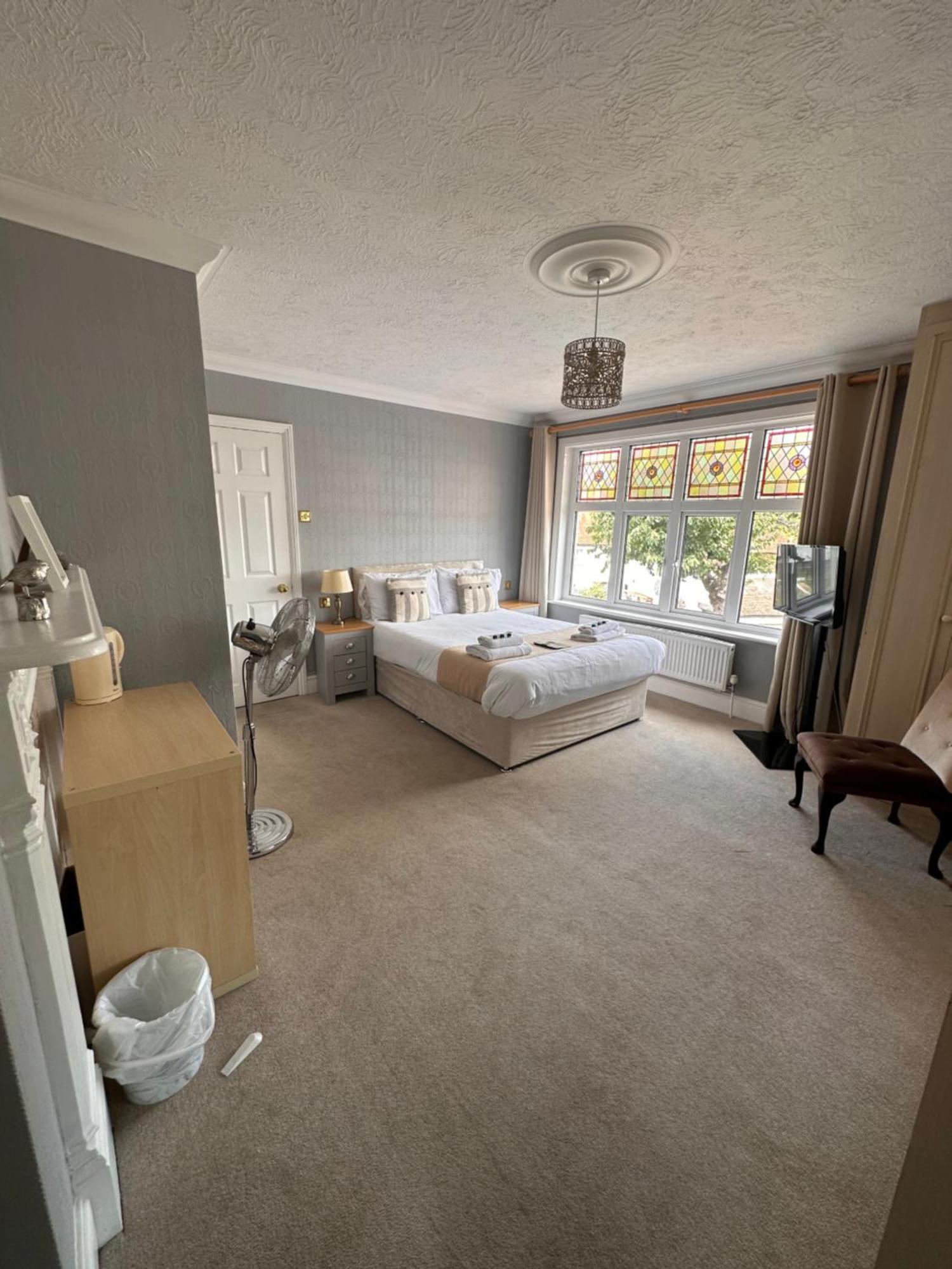 Bed and Breakfast The Six Bells Rochester  Esterno foto